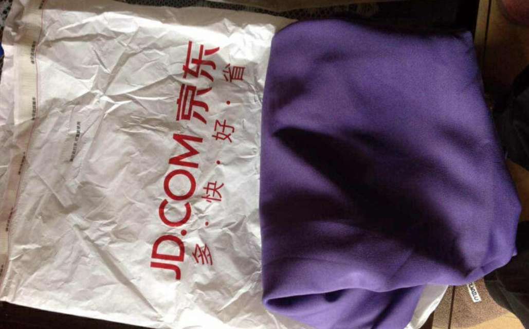 一款质量很不错的行李箱套,面料很厚实,做工也很细致,我们北京-基督城的往返飞行托运很好的保护了箱子,就是它的材质的弹性太好了,购买的时候参照自己箱子的尺寸尽量选择小一点的尺寸。