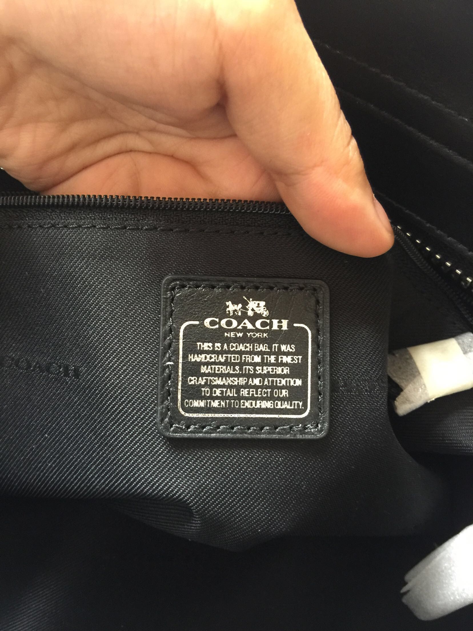 第一次在网上买这么贵的东西,已经找人验过了是正品。因为是自营所以才敢放心的购买。超级好看,这个价钱简直是白捡的,太高兴了,下次直接就在买。设置品在真的是太相信了如果当初不是的自营。一定不会购买的。