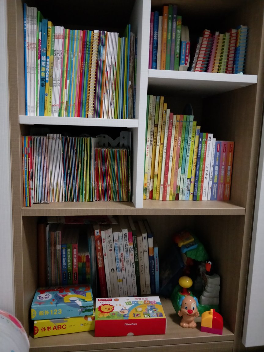 有活动比较合算,没活动时挑一些满减的也可以的,这本书宝宝爱看,但是又嫌弃纸尿裤里面的粑粑。各种惊讶,各种嗅鼻子,嚷嚷着臭臭臭,然后还是要看。