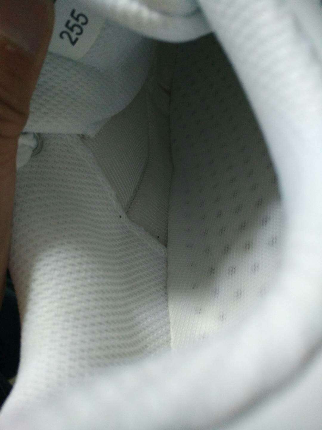 太恶心的一次购物!商品有问题,各种各样理由推脱,客服也是如此!鞋子里面有质量问题,有瑕疵,竟然说是正常!要求赔偿,竟然推脱!