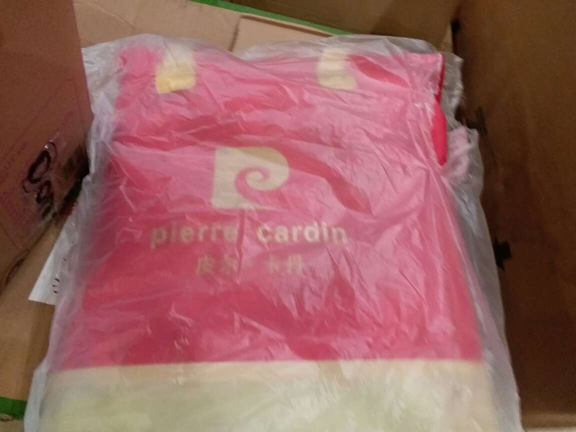 布纹细腻,质量很好,花色漂亮,皮尔卡丹好品牌