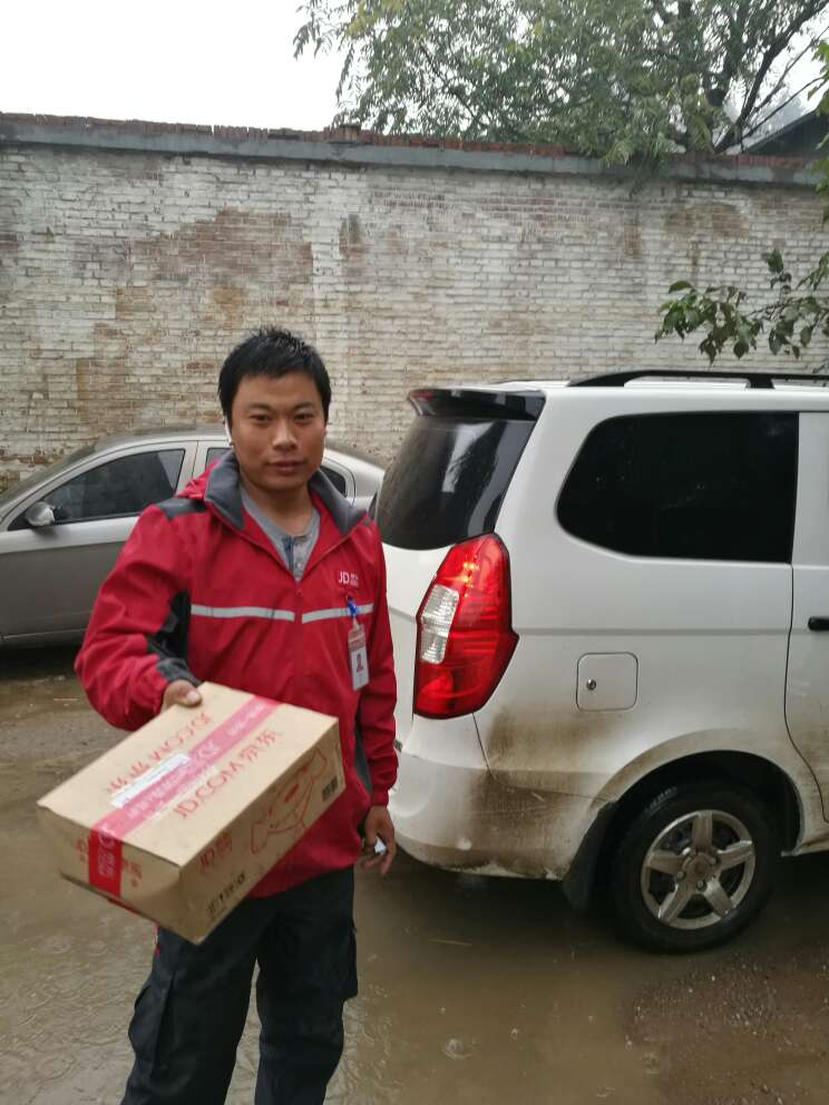 快递员冒雨送到农村里,请严重表扬快递员!!!