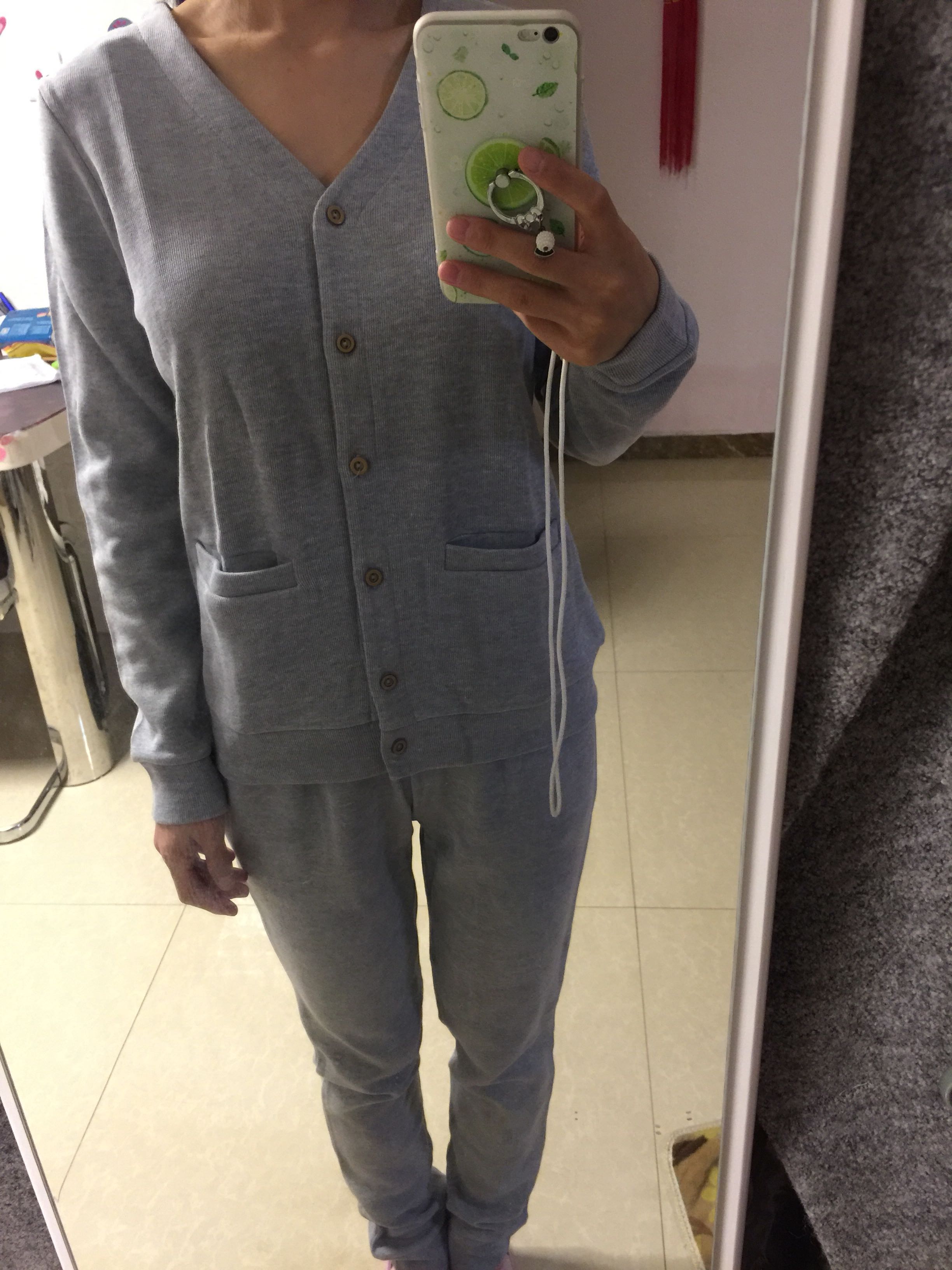 穿上挺舒服的,也没有什么异味,就是衣服颜色太深了,感觉没有模特那种浅灰色好看