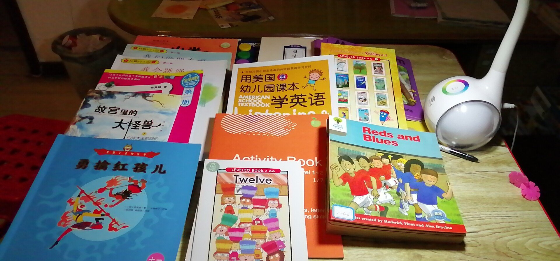 这是一套非常不错的书,423买的,特别划算。孩子买书之前已经听过凯叔讲的故宫里的大怪兽了,孩子特别喜欢,强烈要**买,所以就买了这套书,拿到之后当天就看完一本,非常好,物流,品质都相当好。