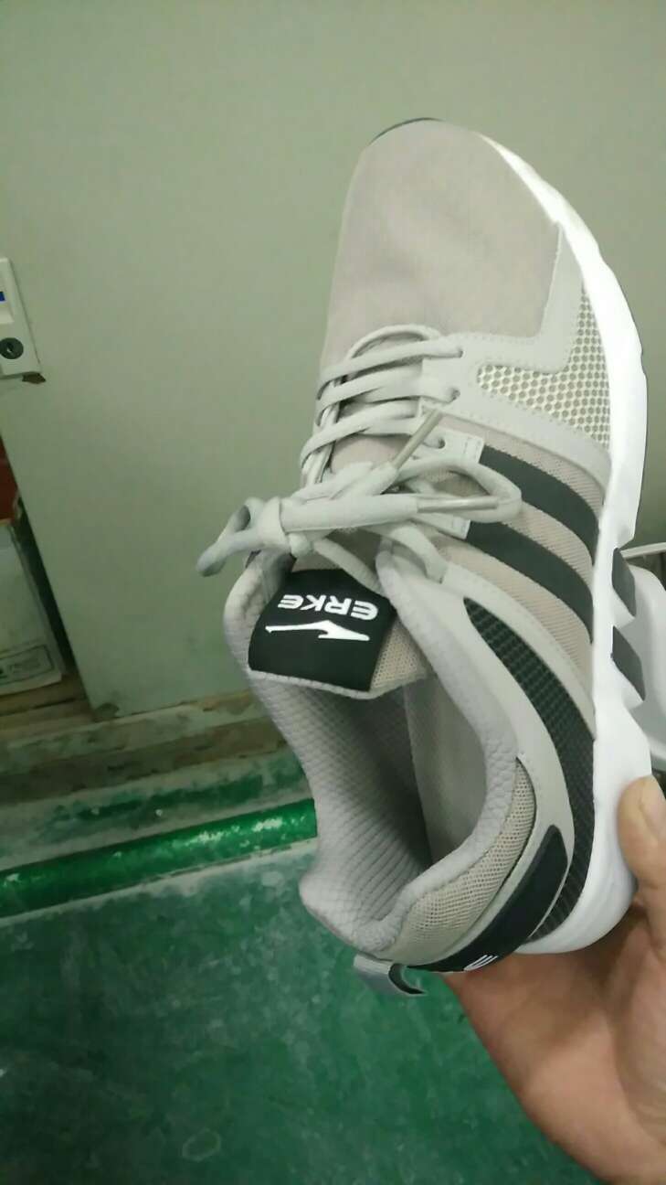 好评,质量绝对超值,鞋底也好,穿着舒适性高,透气性好。