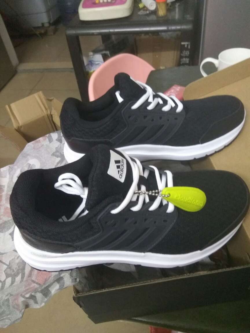 鞋底周边有点发黄,其他的还好,不知道真假,反正也不贵,买个老婆穿的,实物看起来没图片好看