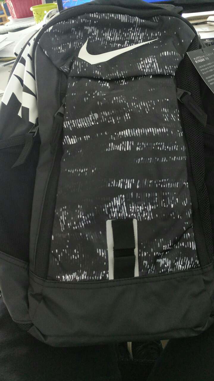 虽然包是很好看,但是这个登山包也太小了吧,让我这么大个人背这么小的包??让我情何以堪啊