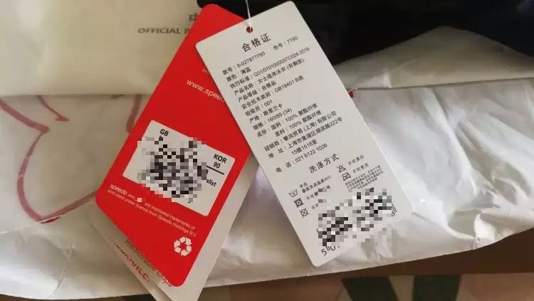 款式很修身,很显线条。