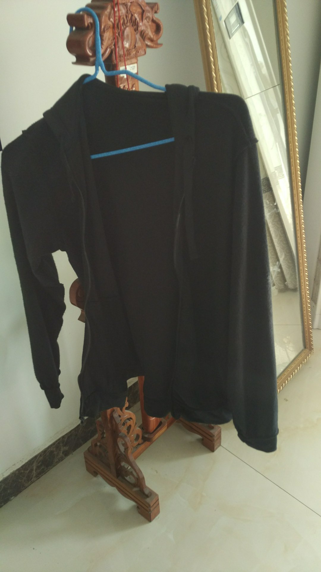 衣服收到了,是正品,质量不错,下次还会继续光顾这家店铺