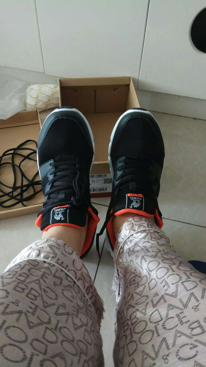 快递就是好,先赞一个!!!再说说鞋子。。。穿上很舒服,鞋子很轻,防滑。底子,面料,做工都很讲究。还多送一副鞋带。非常满意!