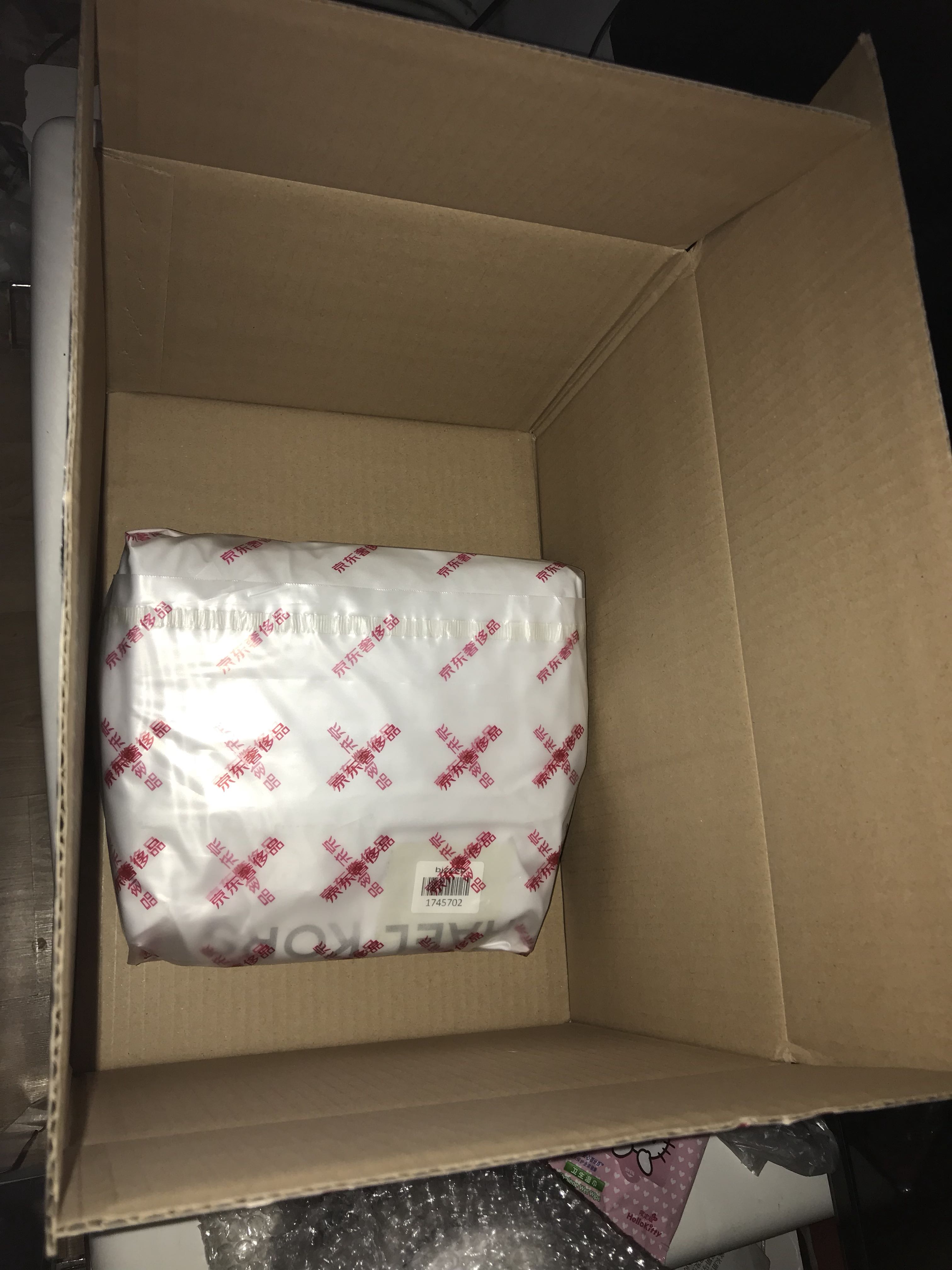 肯定是正品!包装很好?,送货快,转天就到了!但是买的是中号款,怎么感觉是小号呢,标牌写着NS