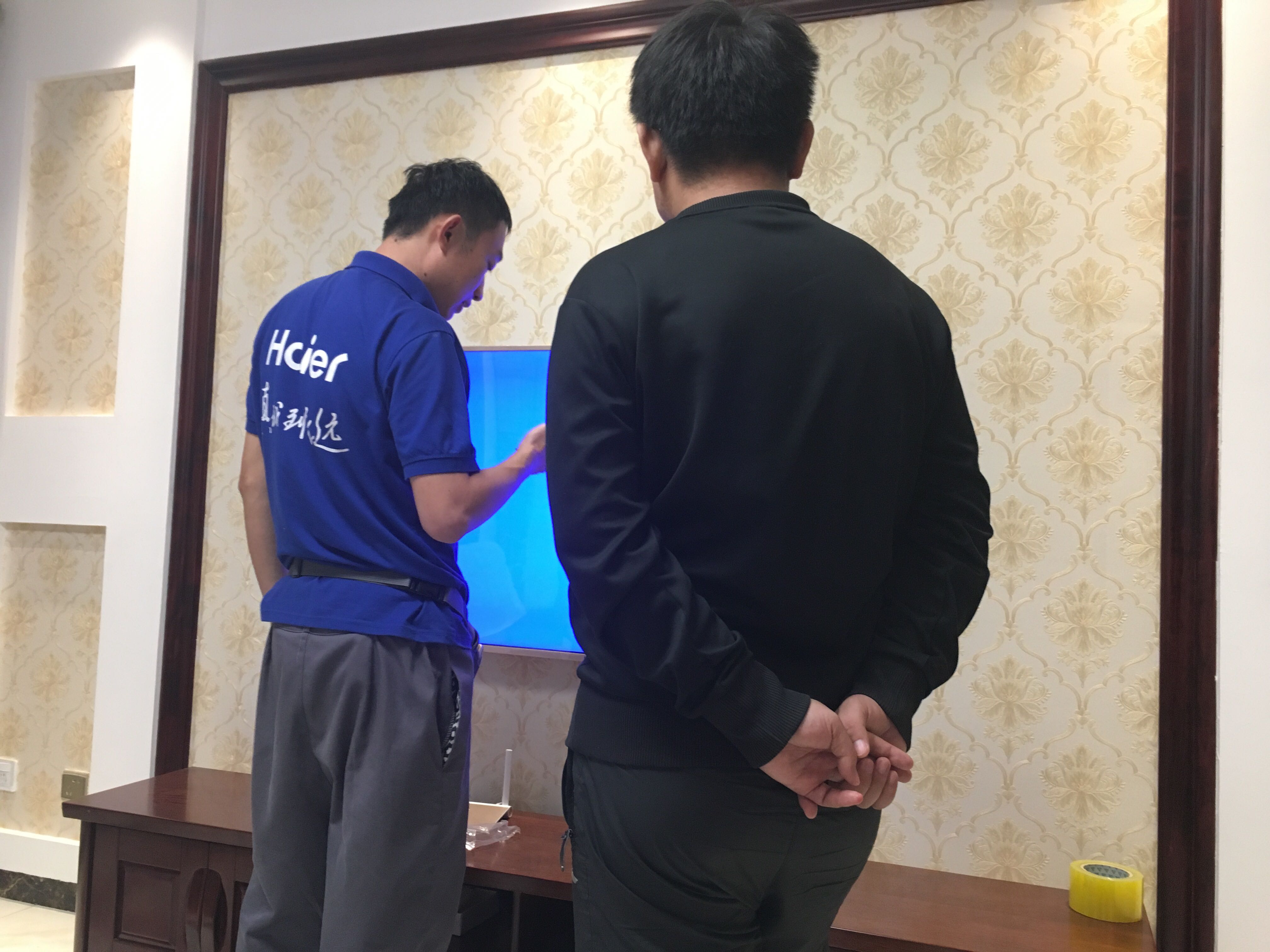 从没有在网上买过大家电,第一次尝试一下下,这速度,十一下的单,二号就送到了,当天师傅就安装上了,真心不错,棒棒的,这个价格已经很不错啦,效果也挺好的。