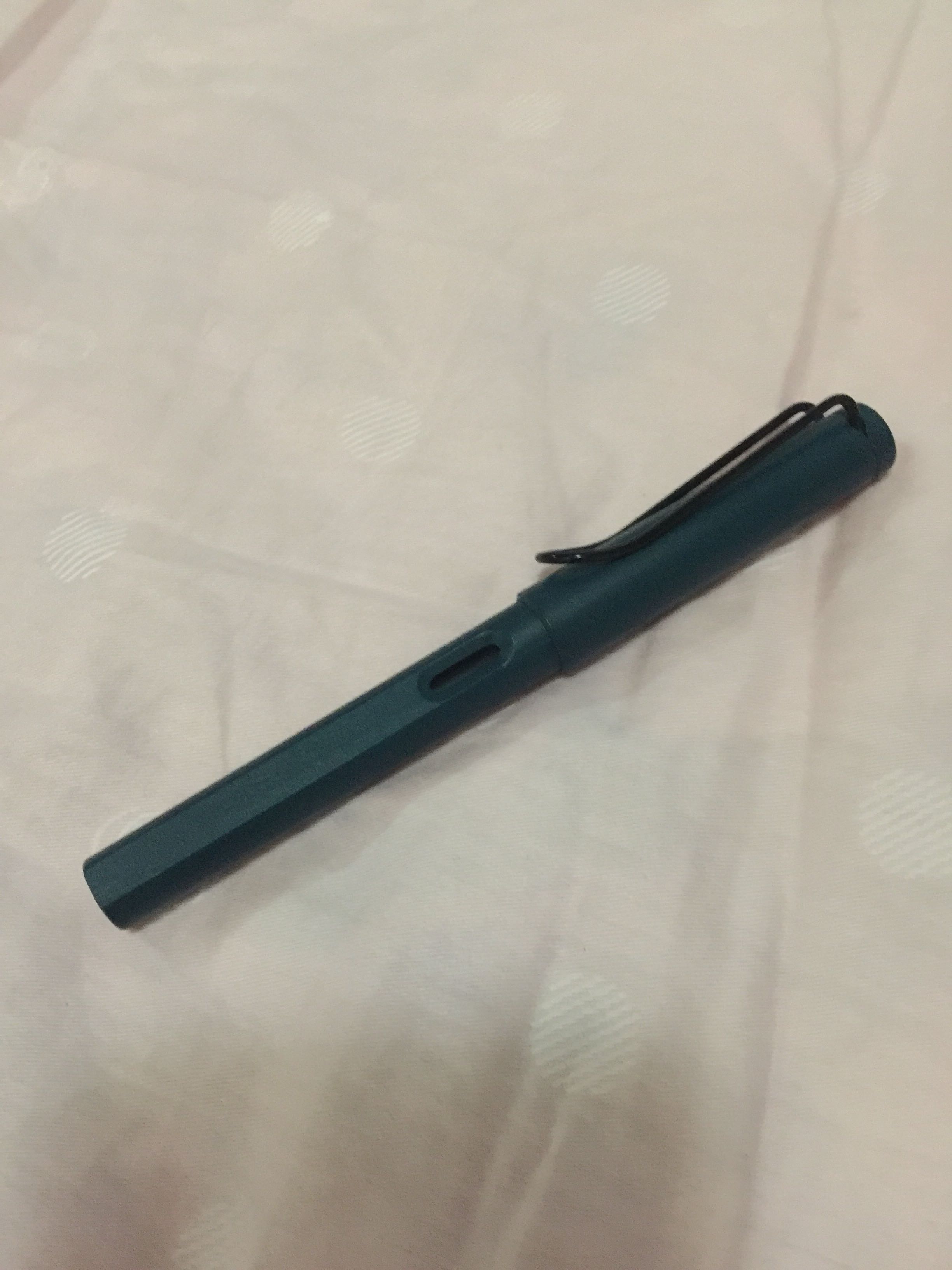一直用这个牌子,买了好多只了,主要是质量很好,摔了很多次都没坏,是买过的最靠谱的钢笔了,很棒!