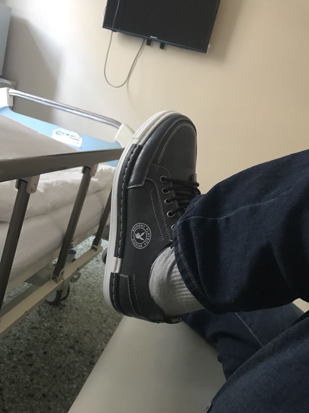 还不错,皮质很软,穿着挺舒服的,外表也可以