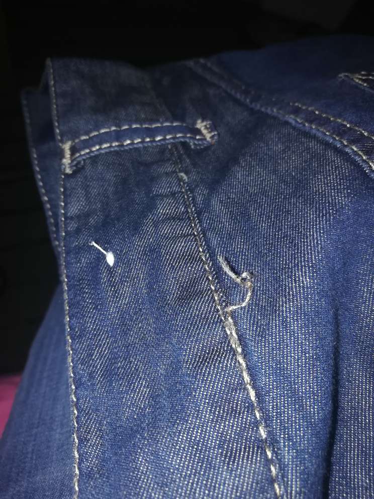 正品佐丹奴是不会有这种问题的!线头,开线,质地很差的口袋!!!!
