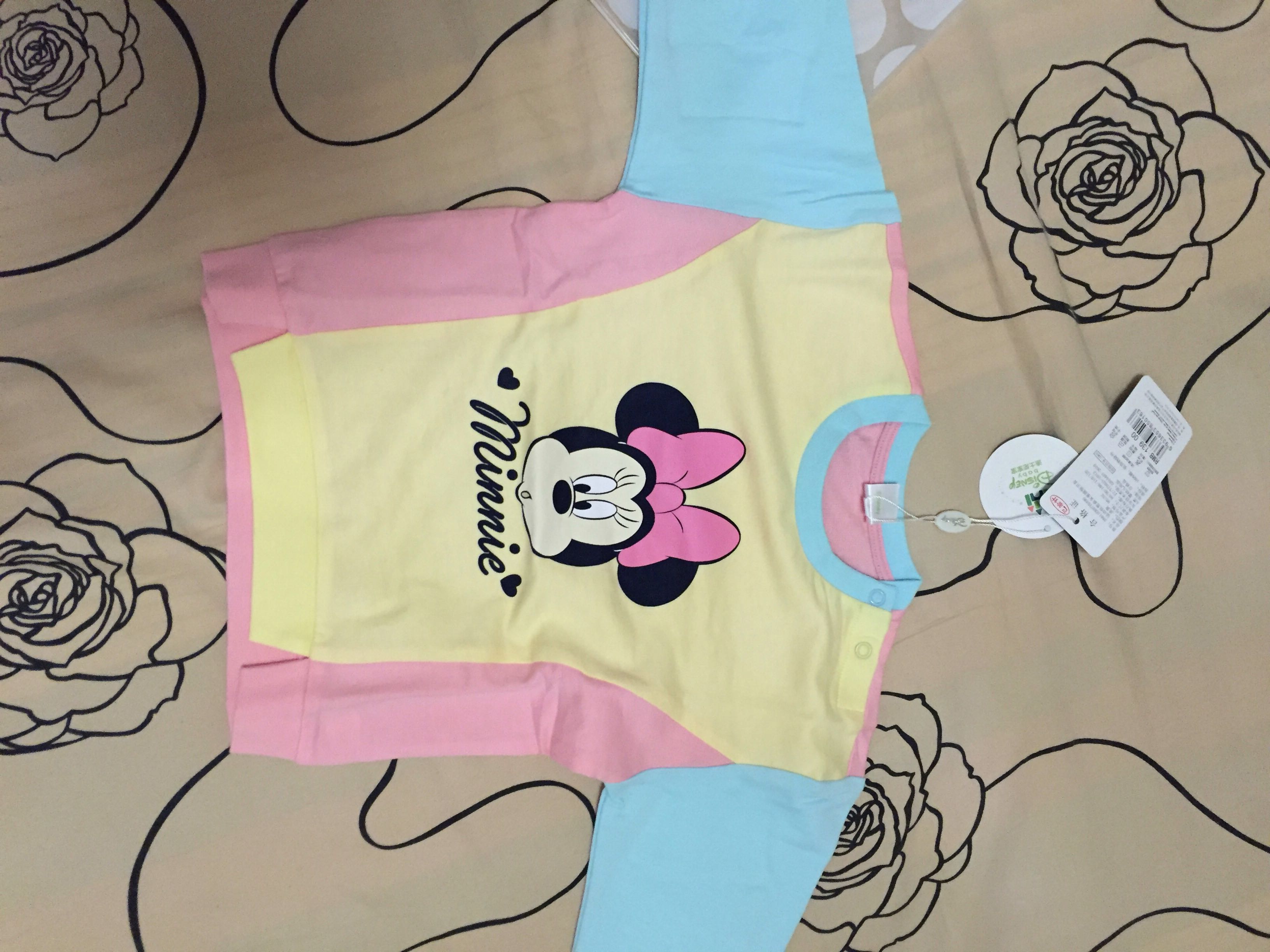 很漂亮的小衣服,活动价买很划算,这家的衣服质量都很好。