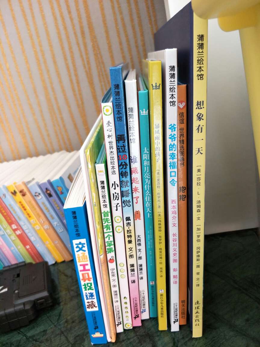 质量很不错,封面是硬的,里面的纸张也特别好,色彩也艳丽,孩子特别喜欢,拆开塑封就迫不及待的读了起来,做活动价格特别优惠,五折之后还满减,之后还会继续购买的,