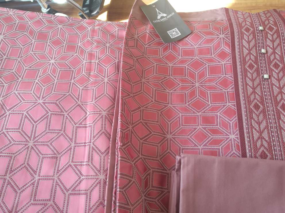 这件商品做工挺好,颜色略显暗,包装太低端啦送人光看包装会很尴尬!