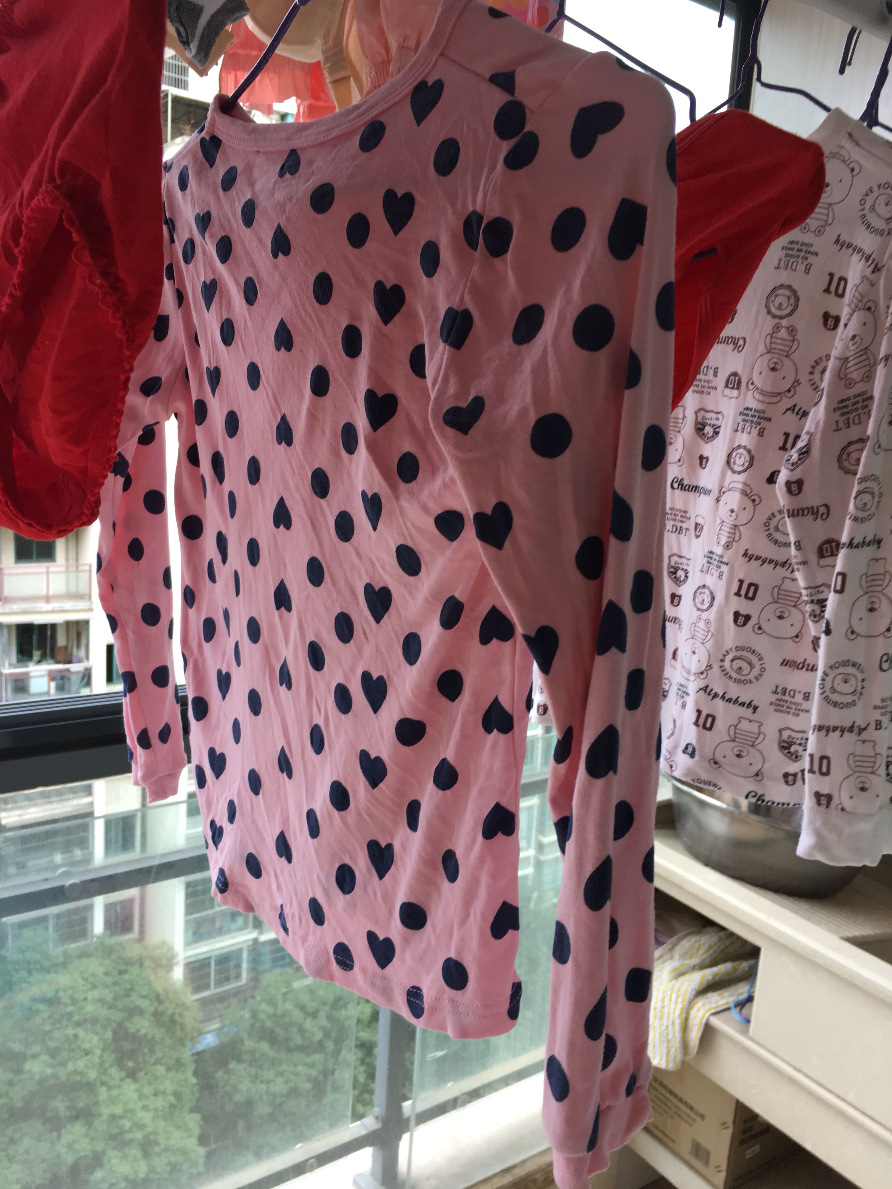 衣服很舒服,孩子当睡衣穿了,品牌的放心。