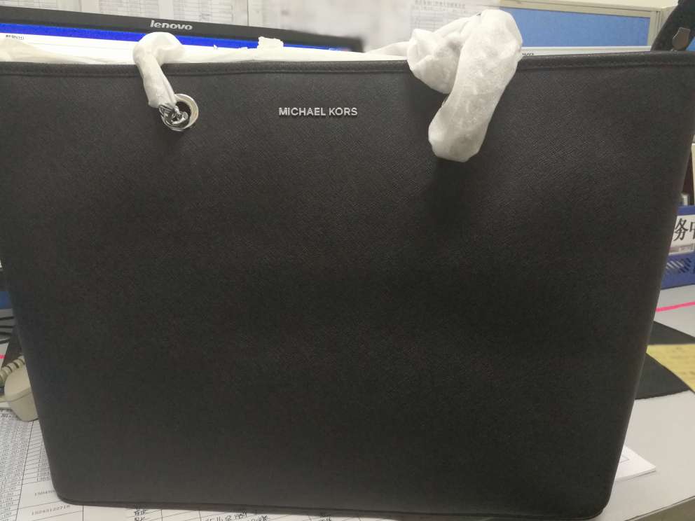 宝贝收到了,很满意,包包够大,想去实体店验一下真假。最担心的一点啦!