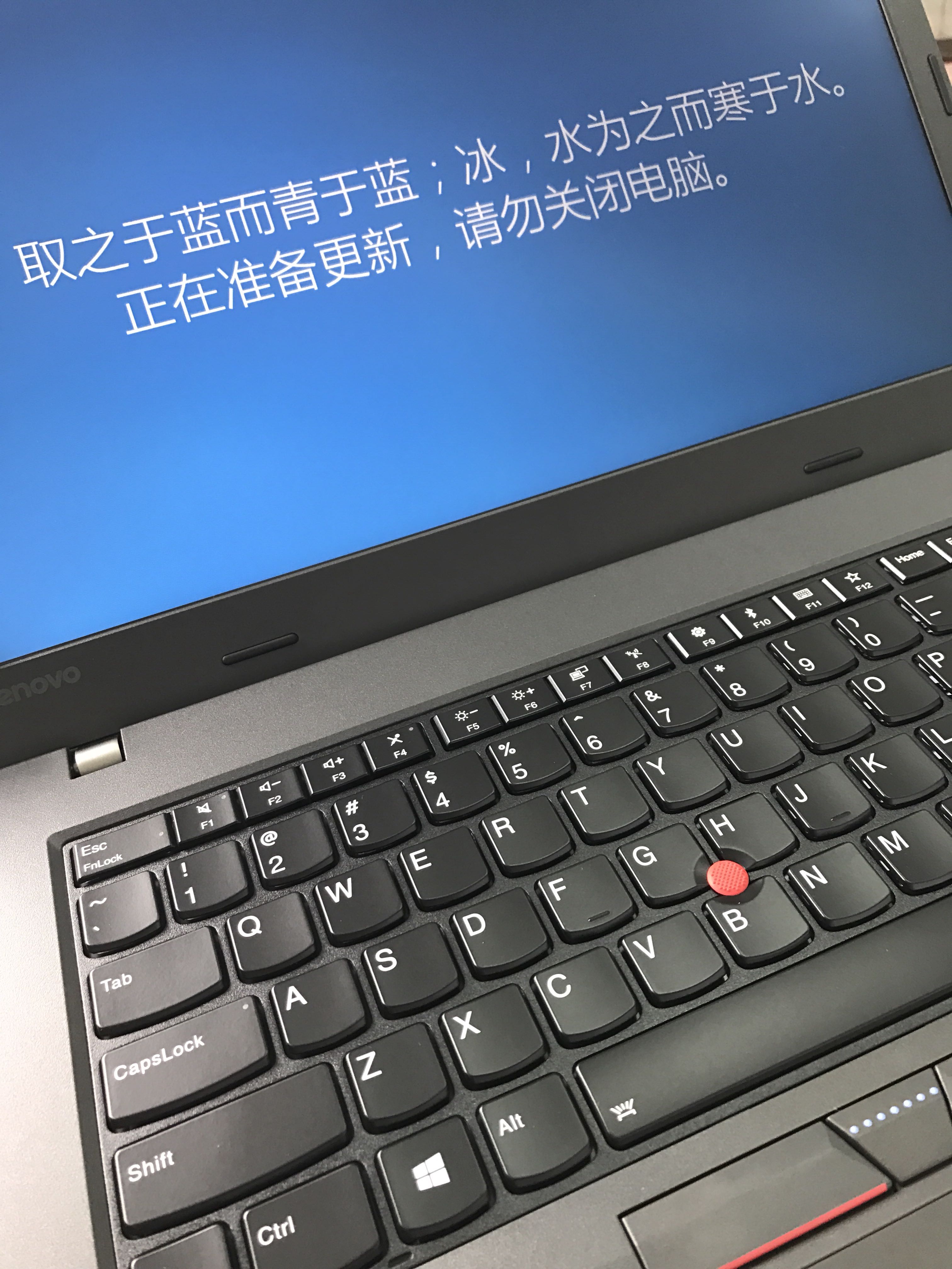 价格真高。套个塑料袋就给送过来了。开机后CPU和内存就能用到40%还不如20那代!什么情况?做工还是不精细。造型跟前几代相比有所改进。耳机孔在左侧SD卡槽在前侧,二者换下就好了。跟X270比有点重。