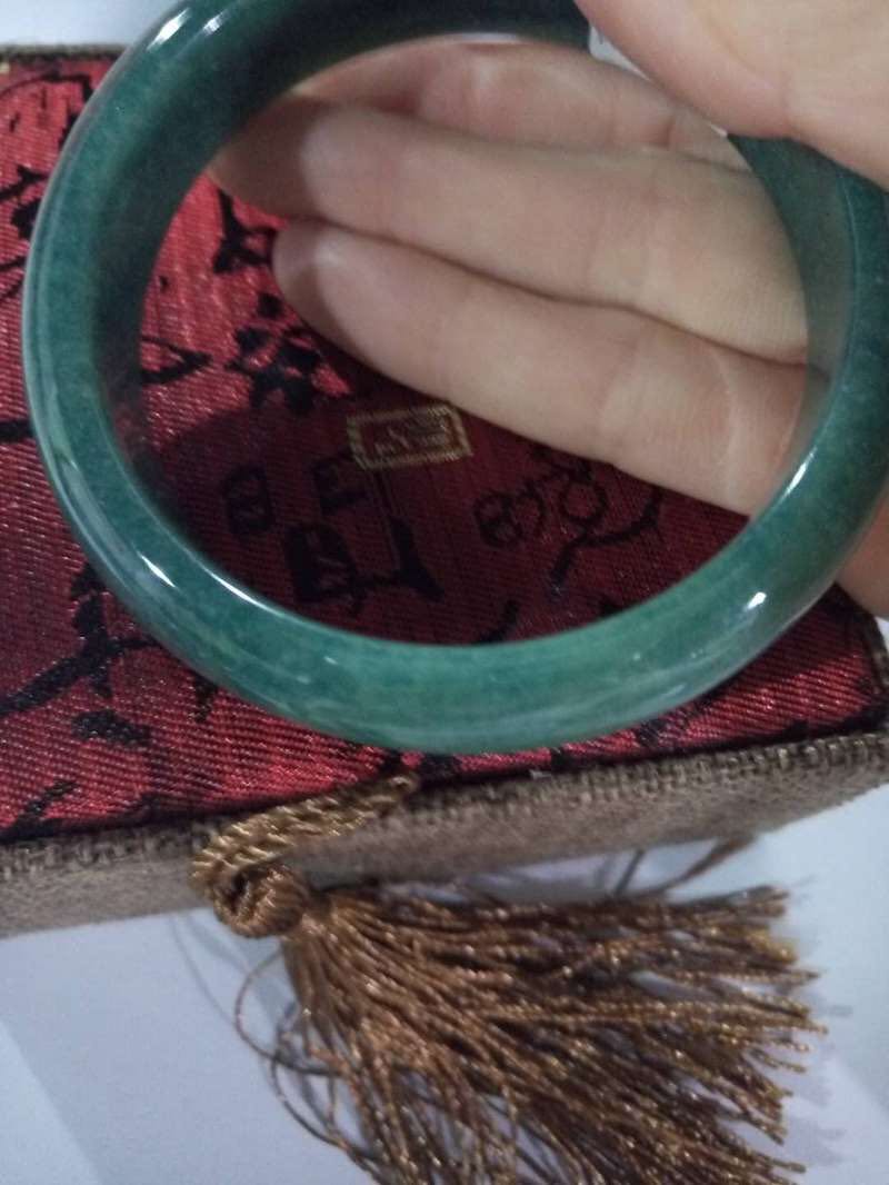 按照百度上的方式戴上了,戴着很合适,尺寸刚好,很好看,显得皮肤白。