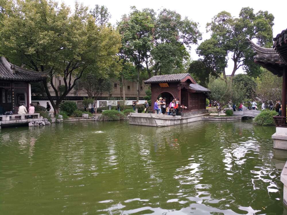 最满意的是相机,还有操作系统可以说是我用过的安卓系统最满意的,手机的做工很赞。对的价格不满意,比官网贵。照片是十一国庆出去玩儿照的。