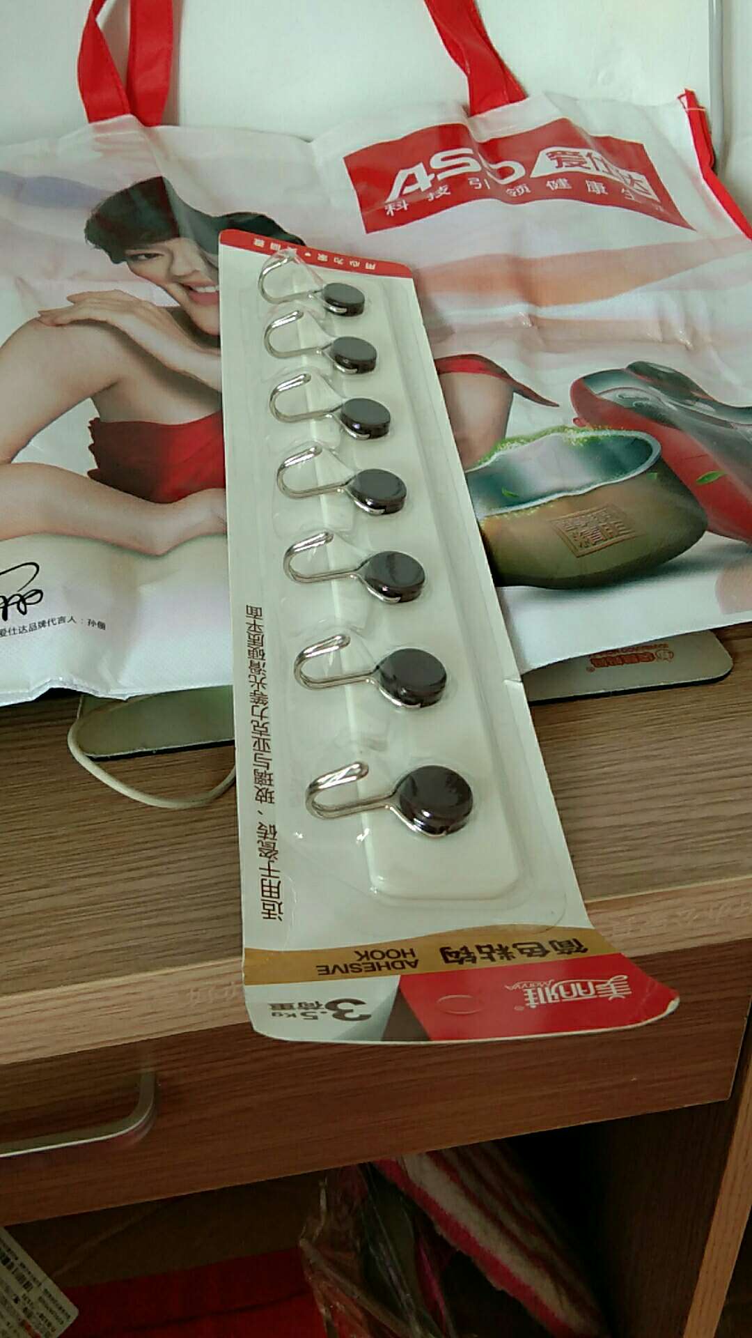是黑色的 没有红色的好看。。还没用 不知道瓷砖上面能不能粘住 希望好用。。。
