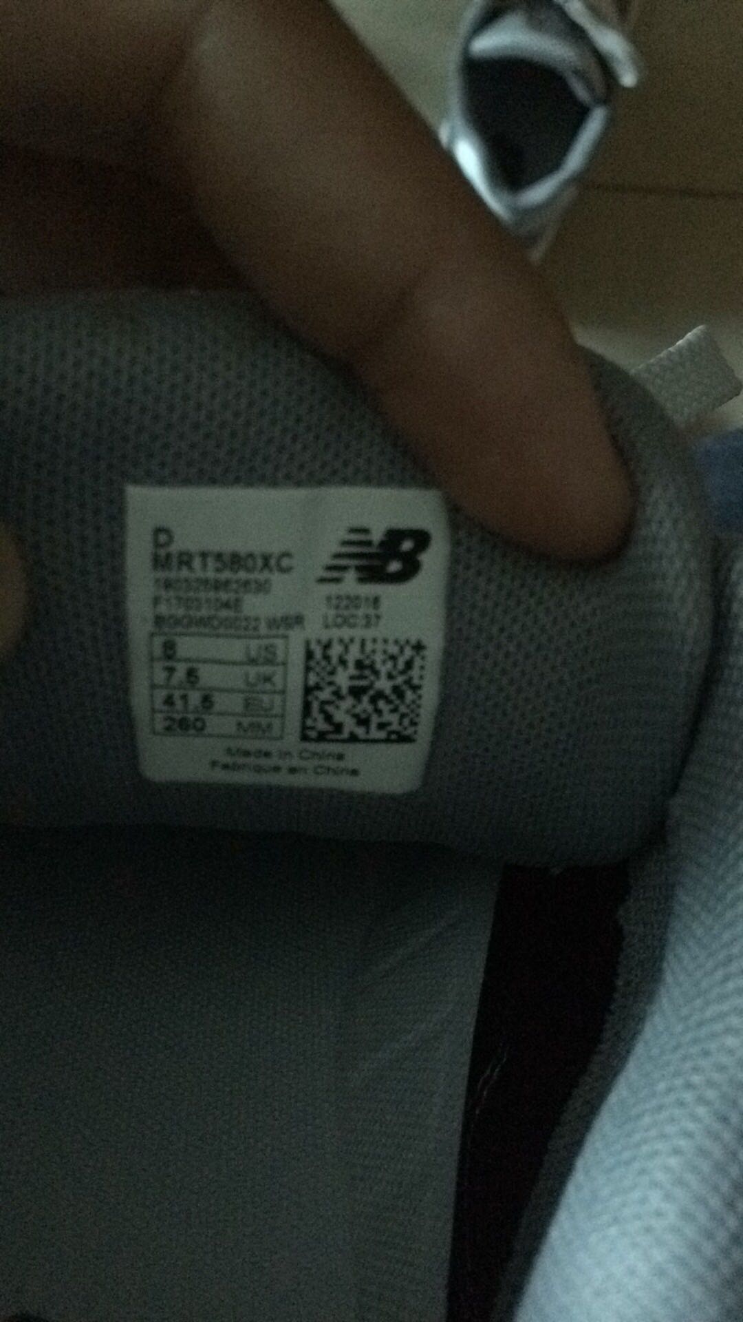 整体来说一般般吧。左边鞋子的鞋舌有点脏,二维码扫不出东西,不知道是不是假货