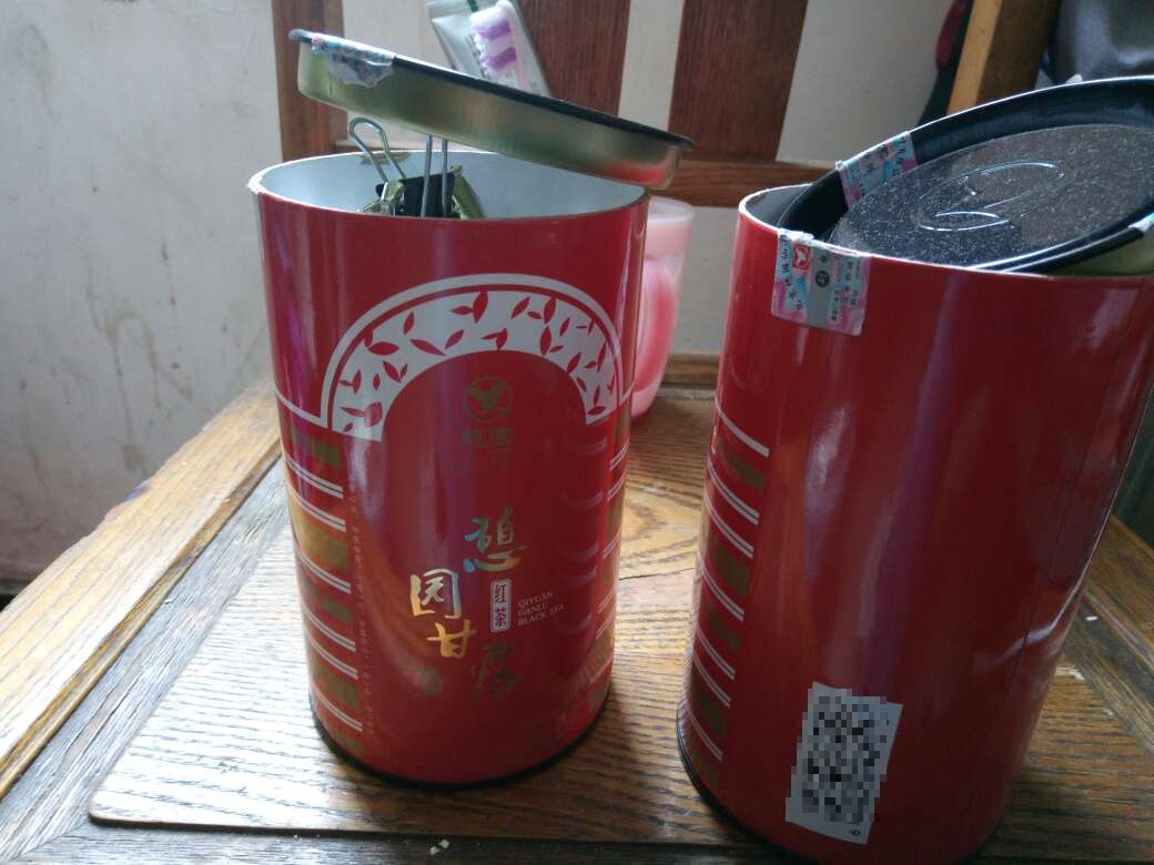 这次和买了茶叶,送来一打开给我好大的惊喜。买了五盒全部打开,盖都在一边放着,不多说,看图。看看盖有多脏。