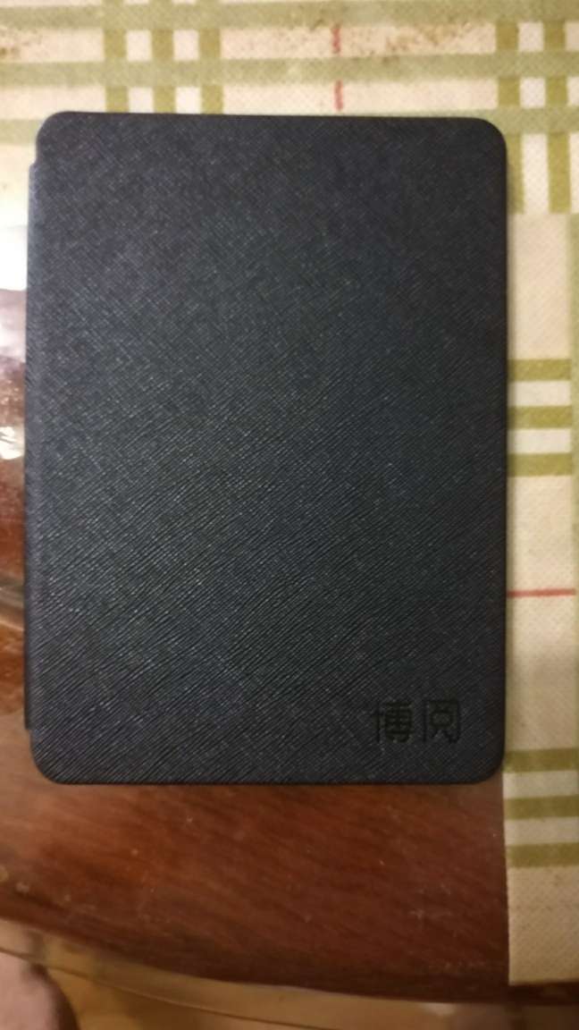 很薄很轻,看起来很清晰,还有背景灯,翻页有多种方式也很棒,就是不知道为啥家里wifi下载书老是失败,连手机热点下载就没问题了,总体很棒,让人很想看书