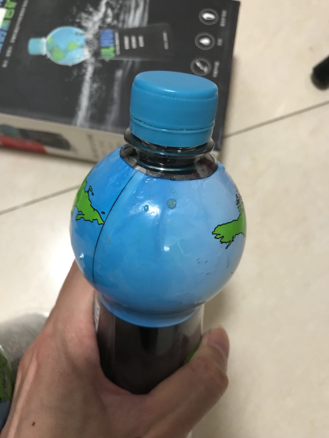 实话实说,这么贵的两瓶水!打开后其中一瓶是漏的!然而发觉另外一瓶的盖子是松动的!两瓶的盖子都是没扭紧的,质量为何这么差啊???一直喜欢买自营的,但这次实在失望