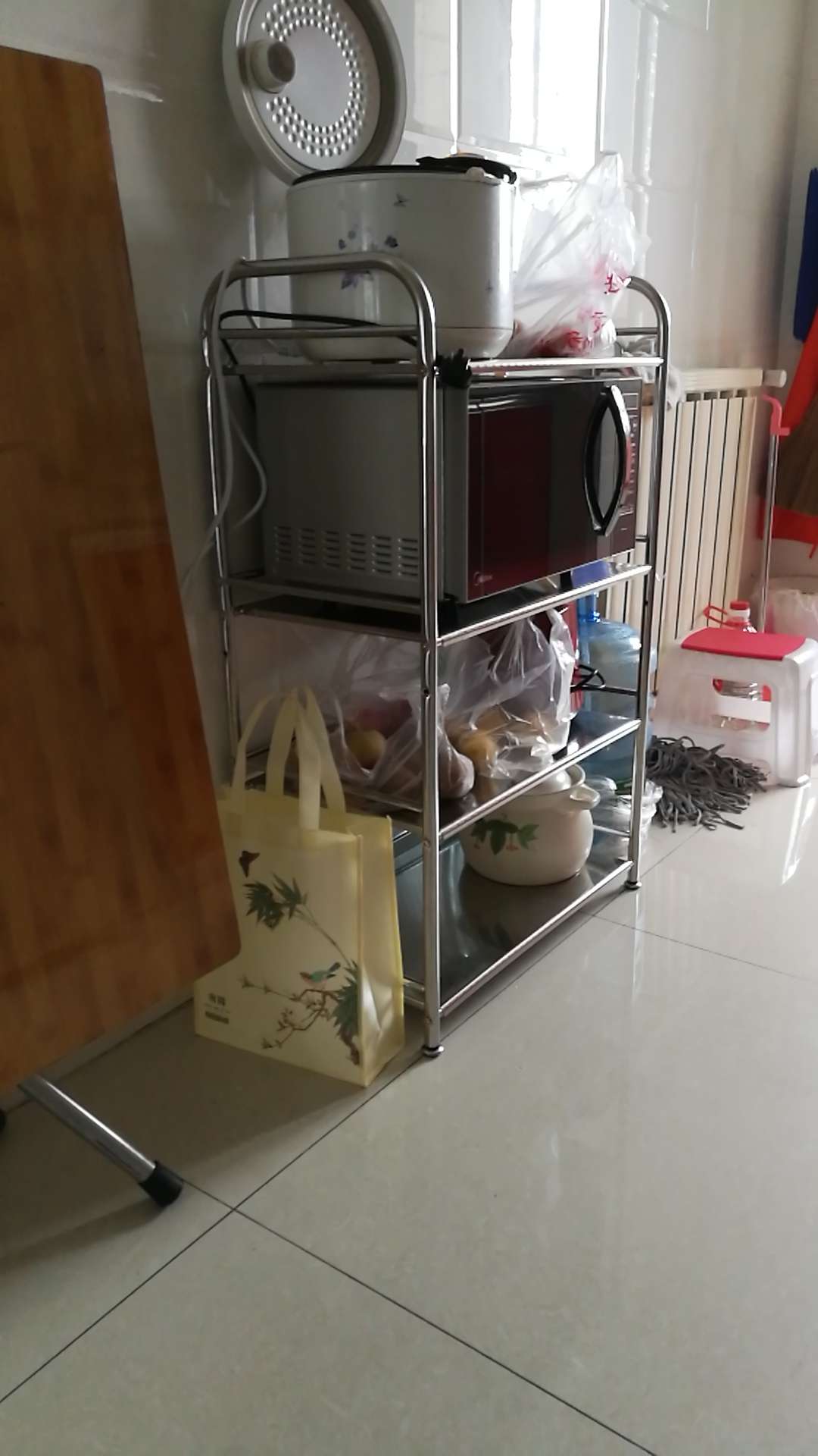 商品很不错,简单不失奢华;但还是太单薄了,而且组装后四只脚不平,垫本书才能用,说实话,这个东西这个价钱,有点贵了