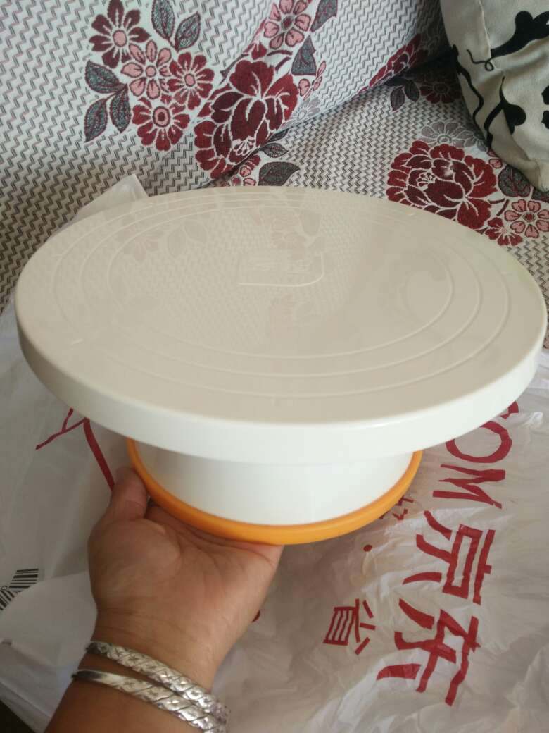 一直想自己做蛋糕,留意了很长时间,转台不错,挺精致,还送了把抹刀