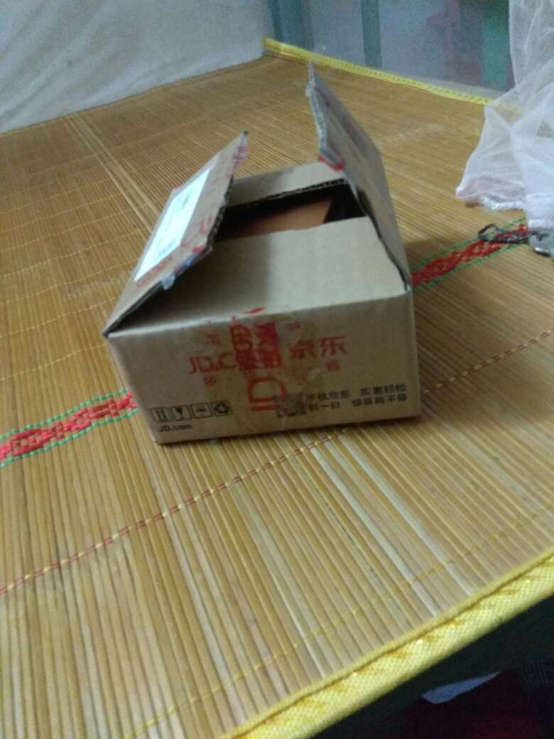 穿着还不错,就是感觉穿着有点高,还不怎么适应。送货速度快。价格比实体店便宜很多。