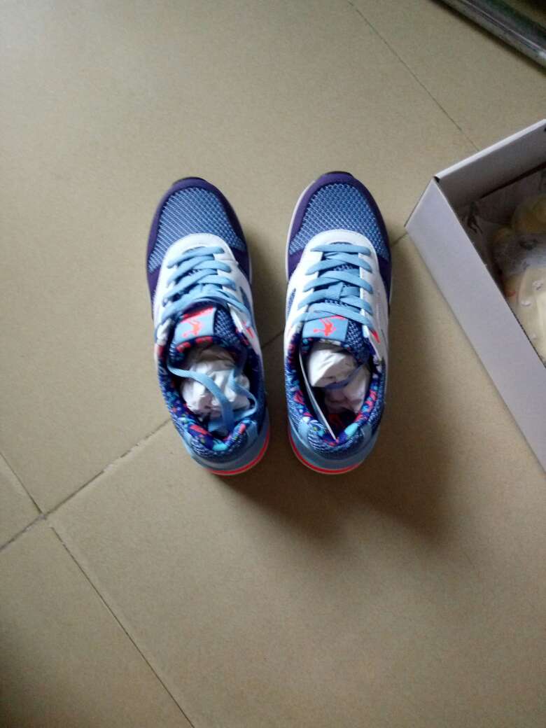 鞋子穿上很轻巧,舒服,是正品,挺喜欢的,下次会在来。