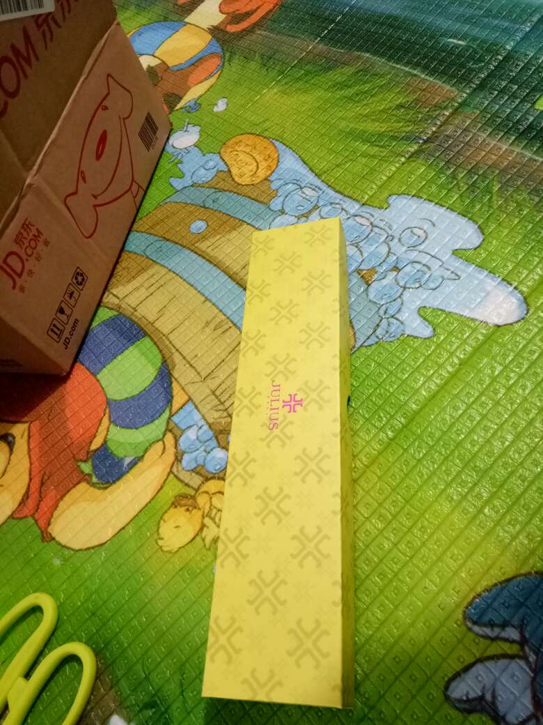 丈夫挺喜欢的,戴着玩呗!再说,的确不错的表!在我心中,比较重要的东东,一直都是在自营买!忠粉!商城,没有让我失望!