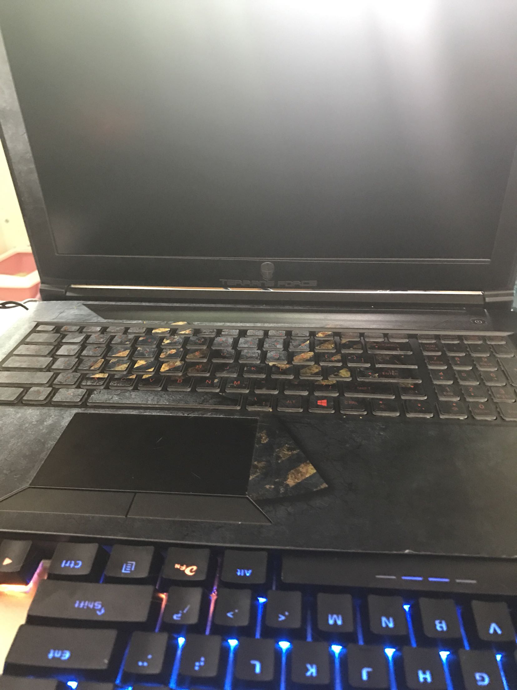 买了不到30天就黑屏了,正常使用,客服等于没有,退也不能退,换也不能换,修要30天..........,售后是真的在未来!不太懂电脑市场是什么样,第一次在买东西,很失望!图片里就是黑屏,然后主机运行正常,就是个普通买家,建议买之前大家多加考虑!