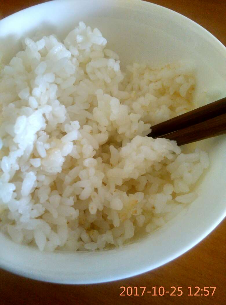 米粒微黄色,煮的饭也呈黄色,没香味,没韧性,吃起来口感硬,口味差,外包装和描述与包内米粒完全不符