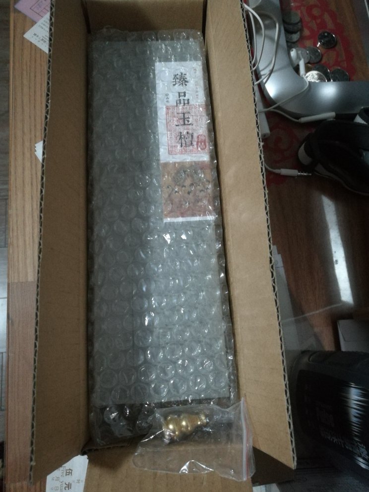 包装得很严实,泡沫防摔,有塑封膜,送了香托,香味淡雅,跟舒服