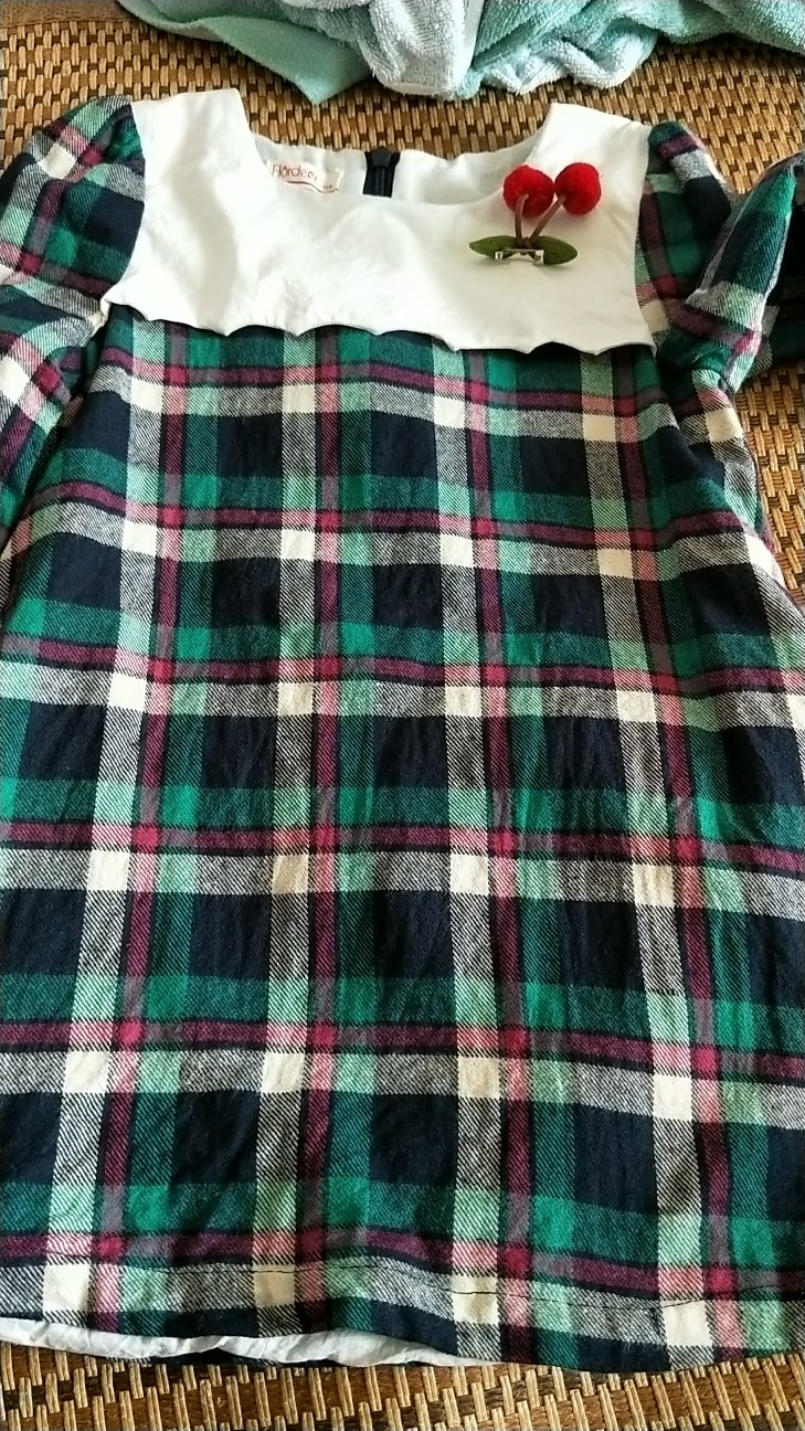 裙子很漂亮,跟图片上的一样没有色差,内衬是棉布的穿着很舒服,喜欢的值得下手。