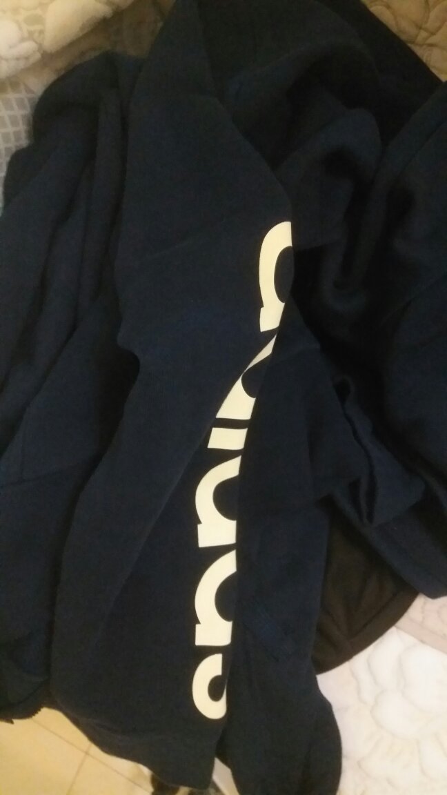 买一件和老婆的一样的衣服,衣服质量不错