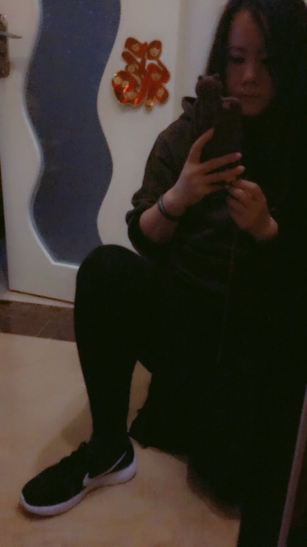 鞋后跟踩下去非常舒服,鞋尖比较窄,有点儿夹脚,建议买大一号