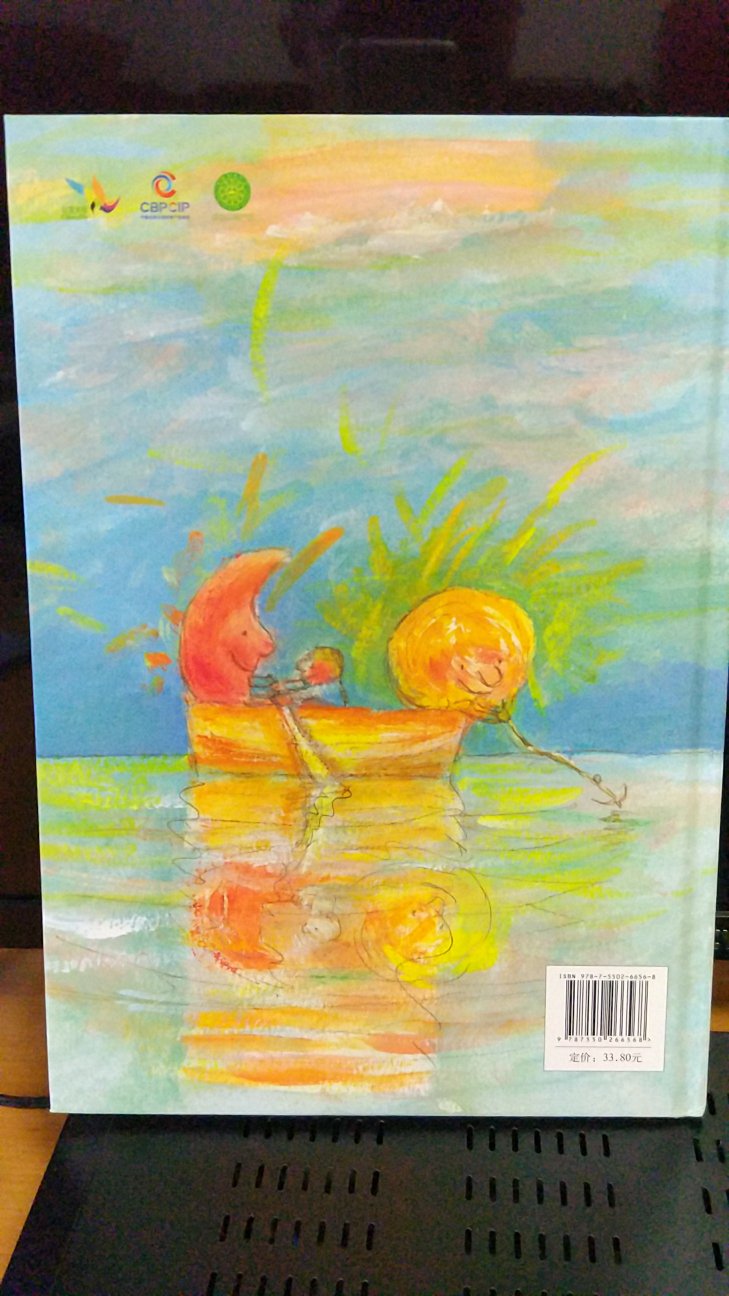 这是我看过的第三本安德烈·德昂的作品,也更坚定了要把启发出的全都买齐的决心?这本书比较适合2岁半以上的宝宝看,很有想象力,画风也细腻柔和,可爱又亲切。但是看似简单的书,也在环衬和扉页留了线索,让大家动脑筋去猜猜这个故事到底是想象出来的还是真实发生的。不剧透了,料建议大家买回来仔细看看导读手册,把作品的插画特点和作者的经历都做了介绍,干货满满,很长知识也很实用。还是要要赞启发的编辑选书的眼光和做书的用心,如果引进版绘本都是这么做,不愁读者的阅读水平提高不快呀!(感觉我越来越像托儿了,写了这么多,好像软文一样)