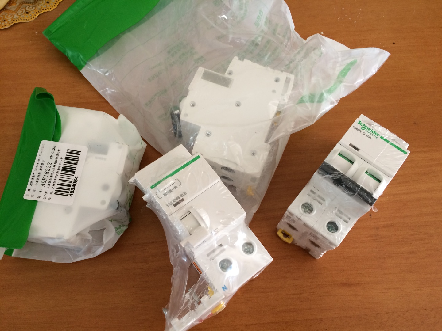 入户开关换成50A的,装了120的中央空调。怕40老跳。反正入户线没问题,外面强电井也是63A的。施耐德还是靠谱的