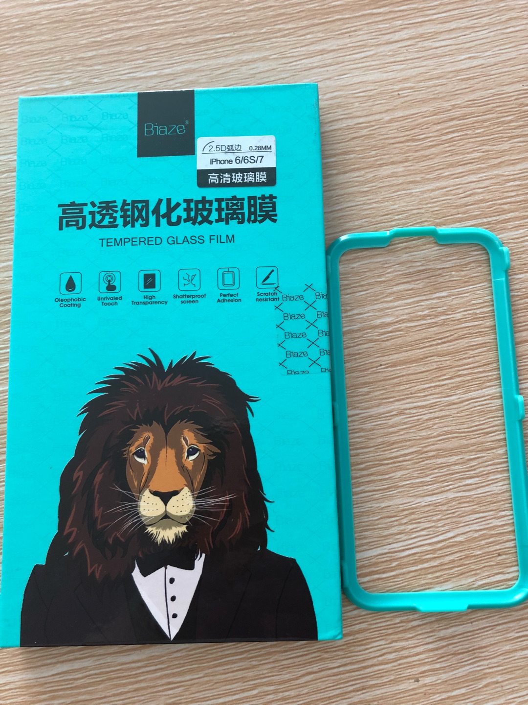 包装很好,图右可能是为了贴膜时固定手机吧,很细心,很好,膜加手机壳简直是perfet!唯一不足的是袋子太多了,大袋子,小袋子,大大袋子,小小袋子,不利于环保,哈哈,说得有点多了,一点点小建议。