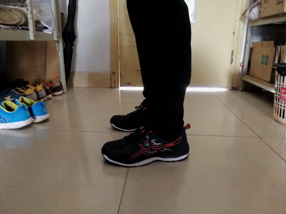 这鞋子颜色很好看穿起来很舒服合脚。不错?