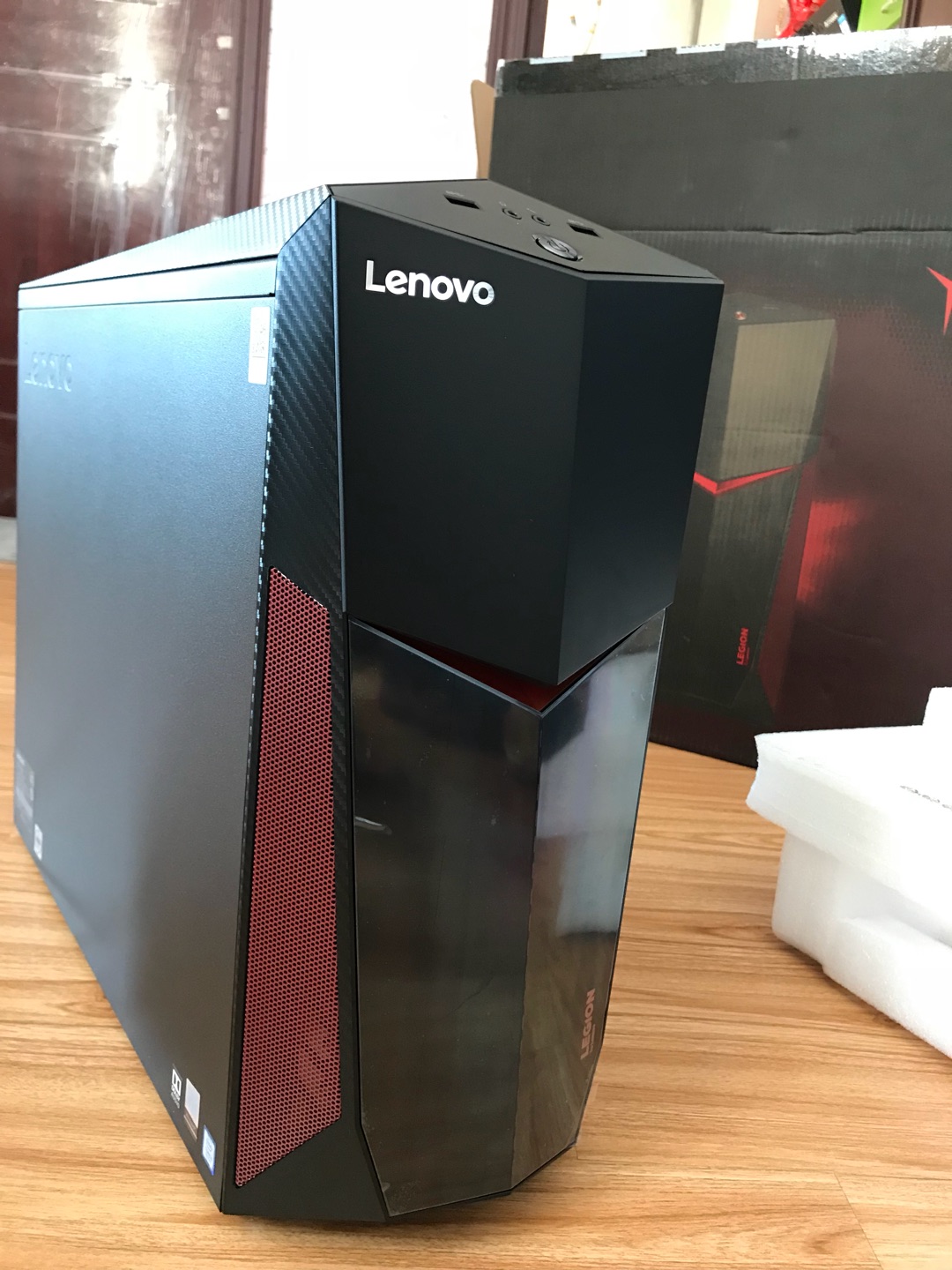 总的来说,还行吧,感觉吃鸡中特效或者高一点,I5和1060 3G还是有点吃力啊!进游戏加载和跳伞的时候卡卡的!不过跑分还是很给力的,没有虚标,妥妥26W分!还有一点就是风扇噪音稍微有一点大。自己买了个硬盘装上去也挺简单的,傻瓜操作!!总结:性价比不错的一款游戏主机!大吉大利,吃鸡吃鸡!