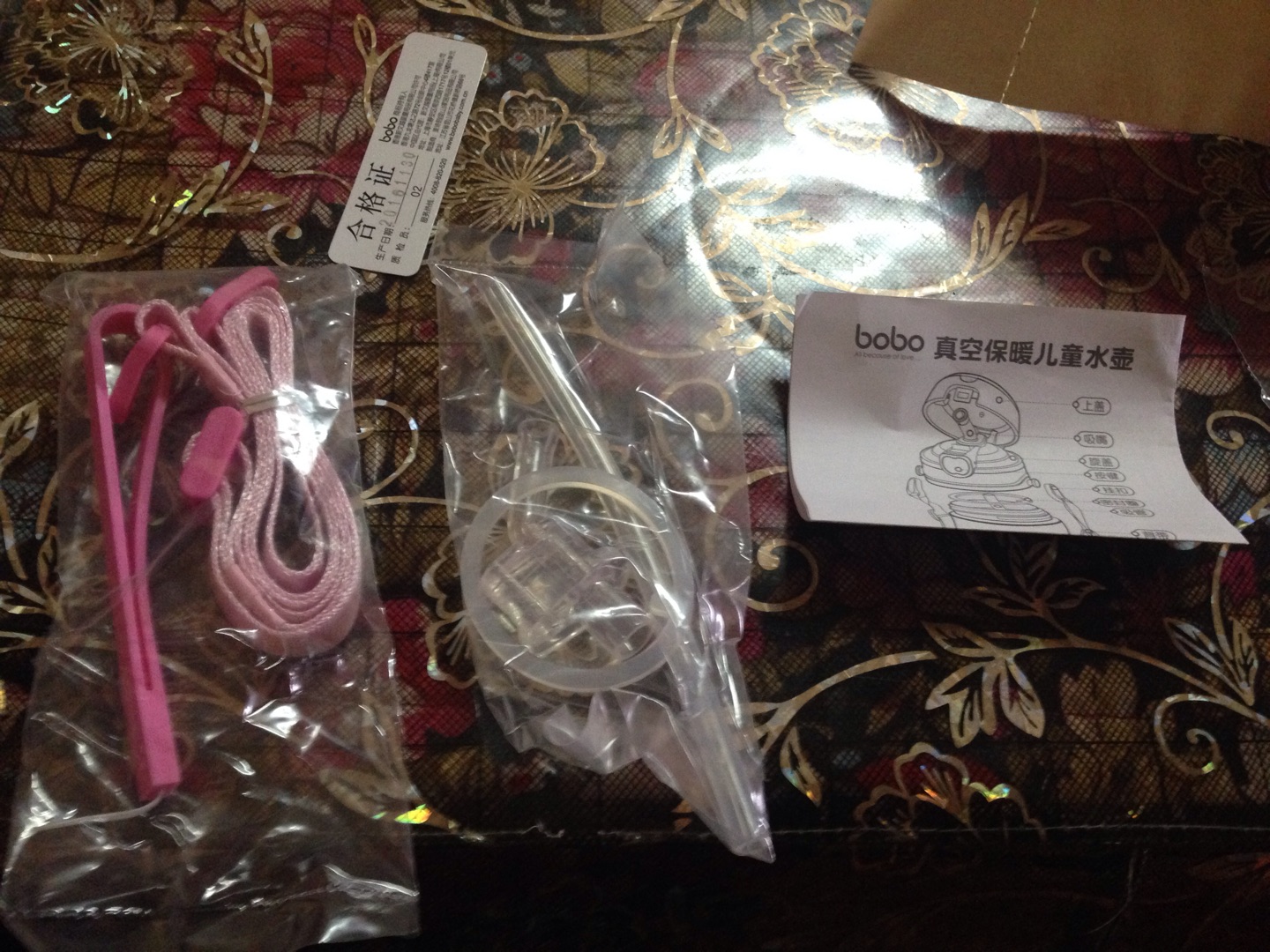 包装超级好、杯子到手感觉非常棒、还多配了配件、女宝宝用很合适并且超秀气、颜色很鲜艳、图五是450ml的跟此款的比较、瞬间被圈粉