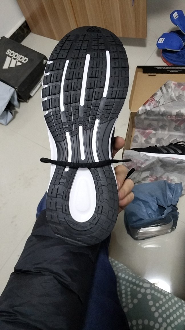 鞋子到了,跟图片相符。拿在手里好轻,不是很满意,摸了下白色鞋帮属于发泡类型的,很轻,不介意的可以加购物车,我还是喜欢实一点的,先看看暂不退货